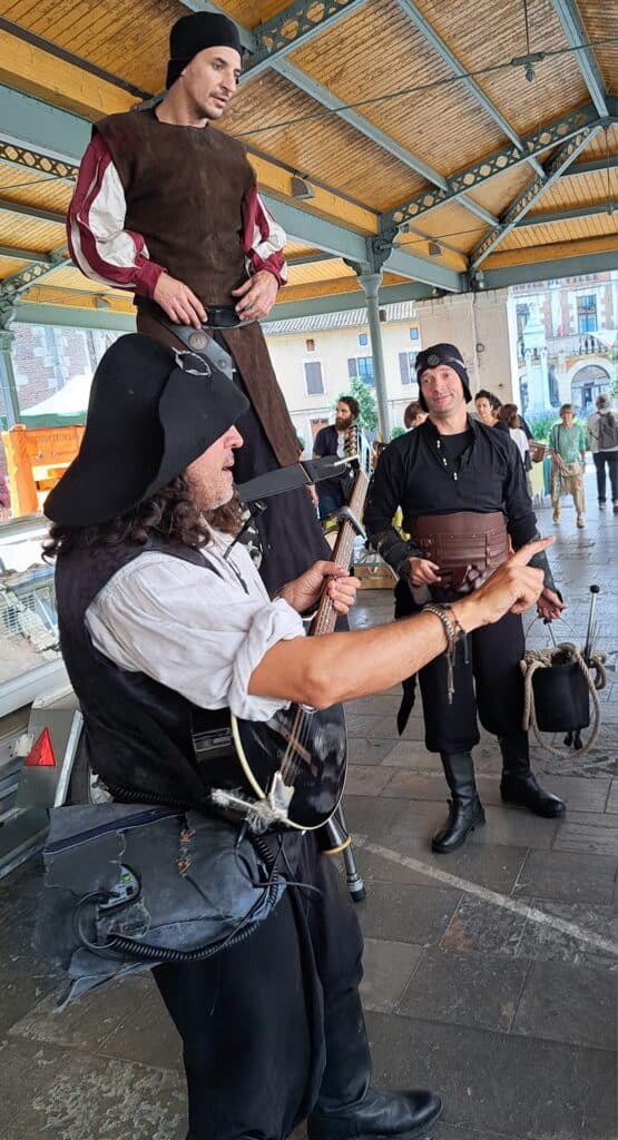 les trobadors, jongleur et echassier médievaux cracheur de feu