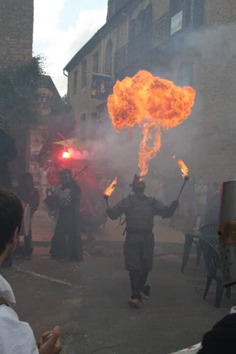 la tribu des Burners, jongleurs,échassiers et cracheur de feu